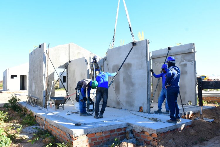 Prefeitura de Floriano visita às obras do programa Minha Casa, Minha Vida no loteamento Bom Jardim
