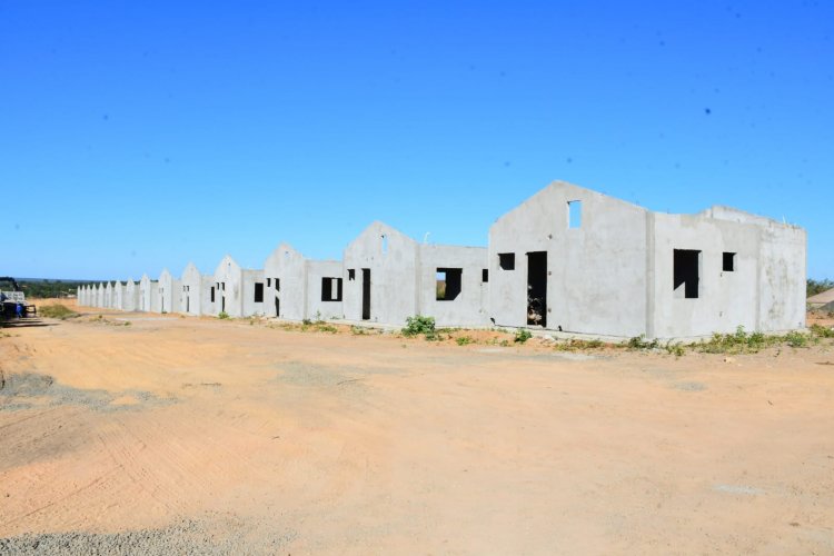Prefeitura de Floriano visita às obras do programa Minha Casa, Minha Vida no loteamento Bom Jardim