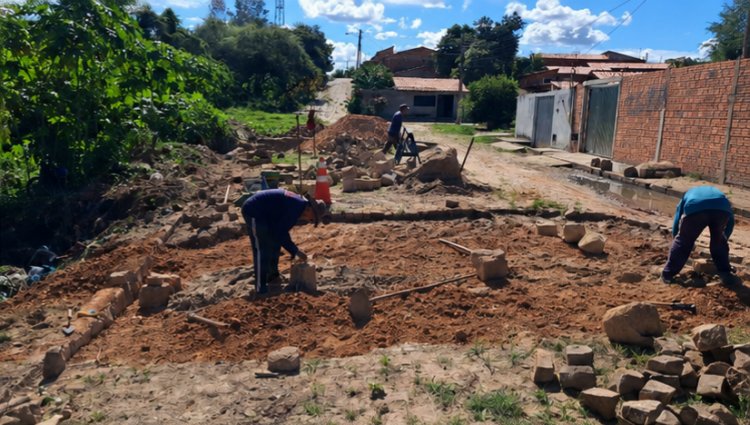 Operação Tapa-Buracos beneficia 26 vias em 13 bairros de Floriano no mês de maio