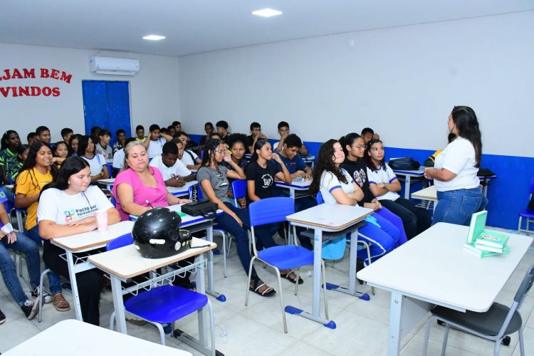 Ação do Selo UNICEF leva orientação sobre gravidez na adolescência e atualização vacinal à Escola Padre Pedro Oliveira