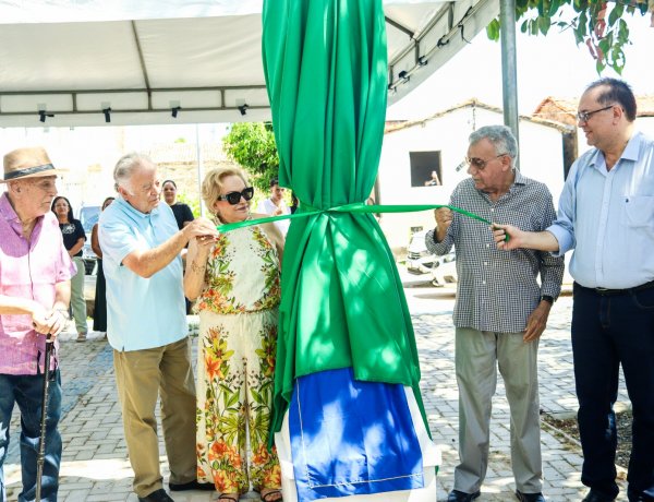 129 ANOS: Prefeitura de Floriano inaugura estátua em homenagem ao educador Dr. Manoel Sobral Neto